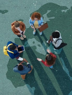 gruoa ludzi rozmawiająca o działaniach międzynarodowych eService